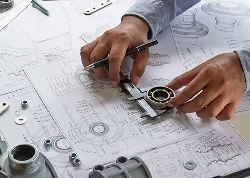 عکس مفهومی از مشاوره و مهندسی - مهندس در حال طراحی